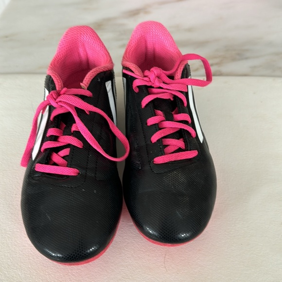 Adidas soccer cleats with pink laces size 6 run like a women’s 61/2 not narrow - Picture 2 of 6